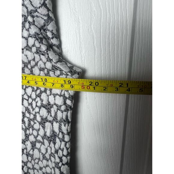 For HER nyc Shirt Bell Sleeve Flowy Long Gray White Top Pockets Size Small - Picture 9 of 9